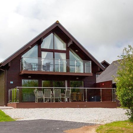 Kingfisher Hot Tub & Log Burner House On Premium Lakeside With Resort Facilities St Columb Major Екстериор снимка