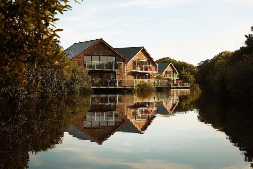 Kingfisher Hot Tub & Log Burner House On Premium Lakeside With Resort Facilities St Columb Major Екстериор снимка