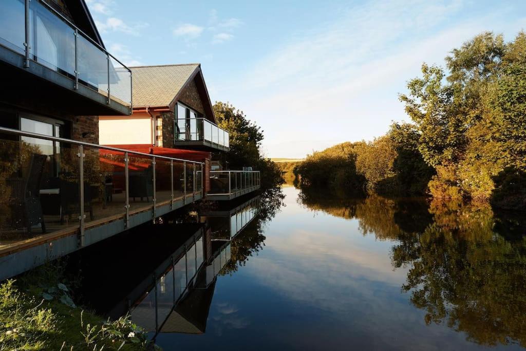 Kingfisher Hot Tub & Log Burner House On Premium Lakeside With Resort Facilities St Columb Major Екстериор снимка
