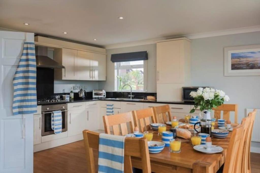 Kingfisher Hot Tub & Log Burner House On Premium Lakeside With Resort Facilities St Columb Major Екстериор снимка