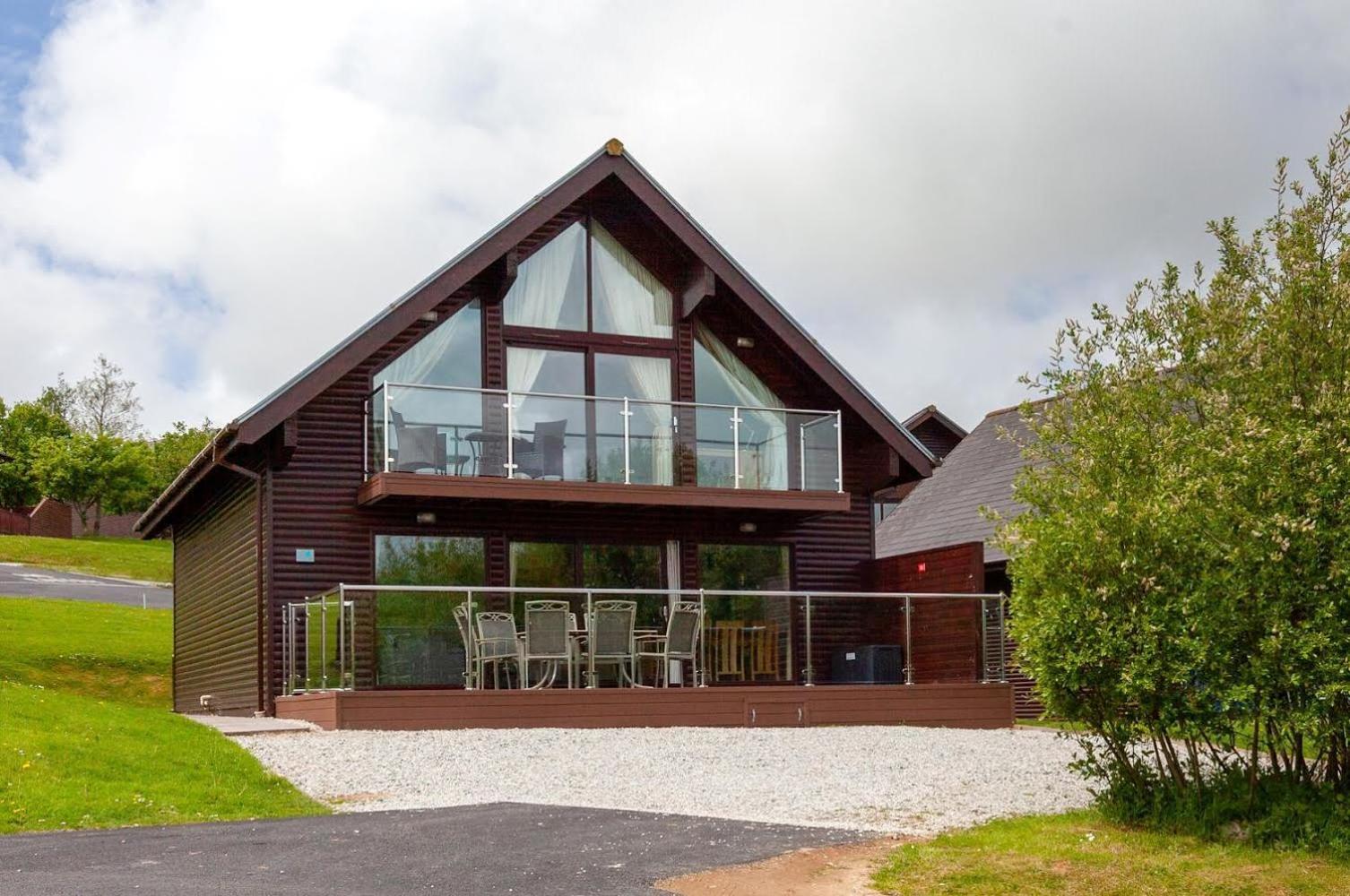 Kingfisher Hot Tub & Log Burner House On Premium Lakeside With Resort Facilities St Columb Major Екстериор снимка